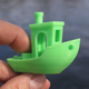 Imagen para el artículo titulado Físicos logran imprimir en 3D un barco tan pequeño que podría navegar dentro de un cabello humano